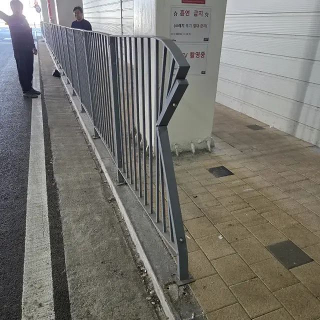 통로 철제 난간대 수리 전