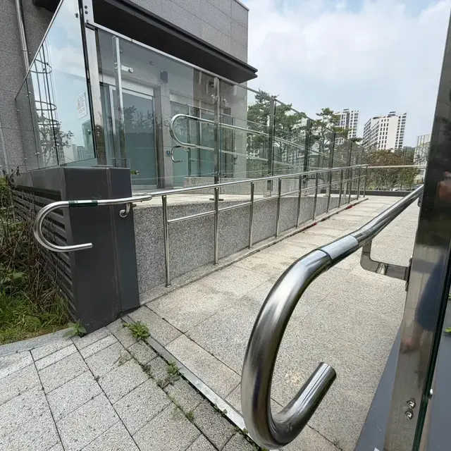 아파트 출입구 경사로 핸드레일 ②