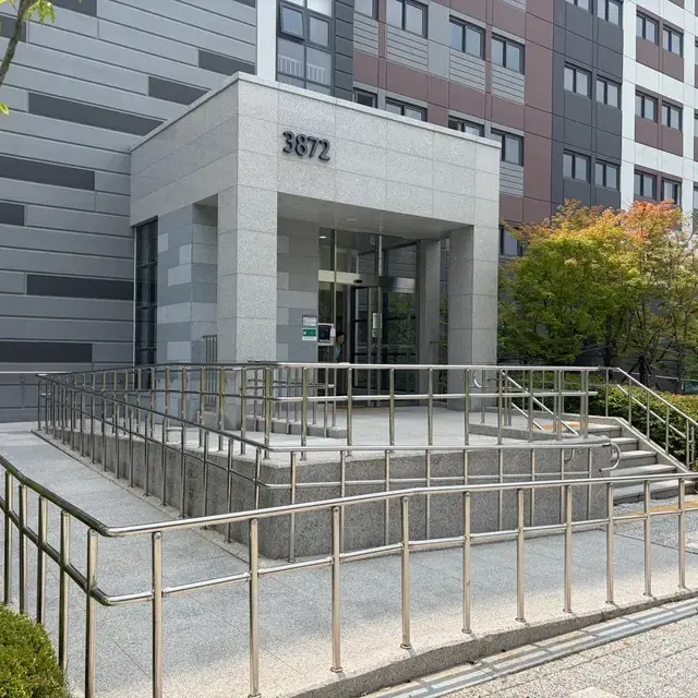 아파트 출입구 경사로 핸드레일 ①