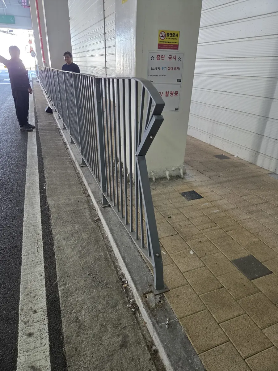 통로 철제 난간대 휨 발생 구간 근접 수리 대상