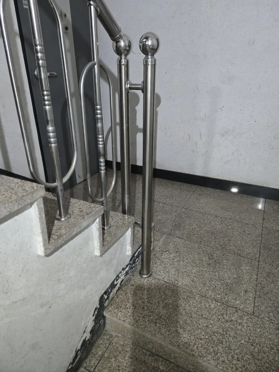 계단 스테인리스 난간대 구형 기둥 용접 보강 부위