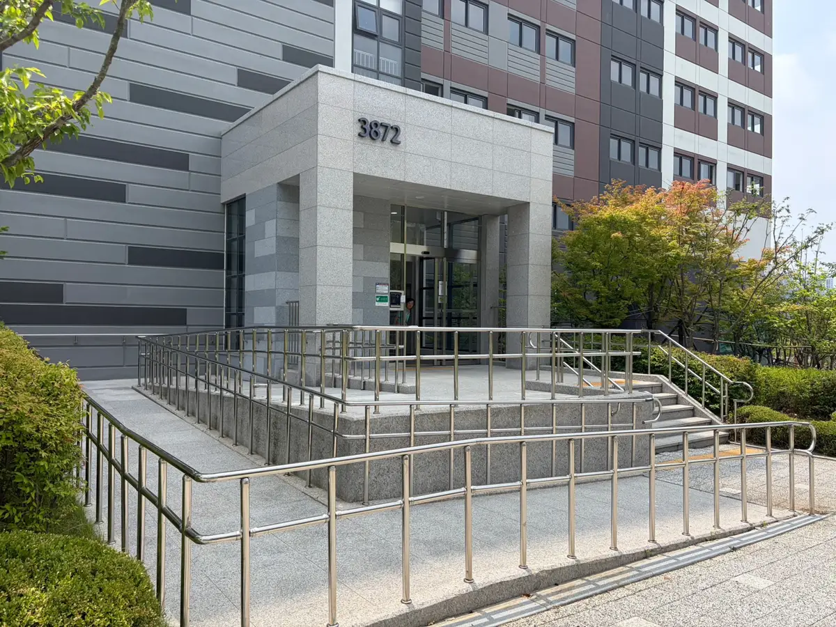서울 인천 경기 아파트 출입구 경사로 스테인리스 핸드레일 설치 현장