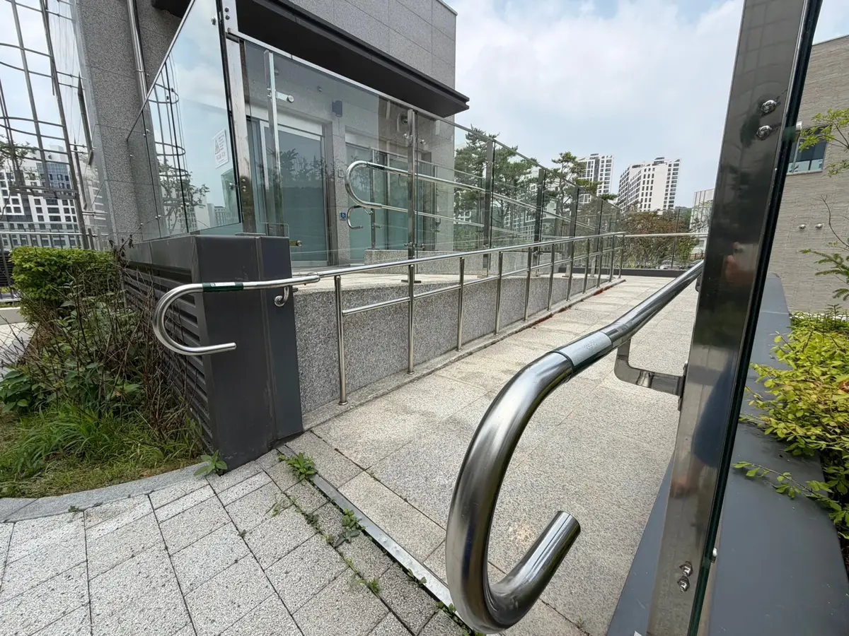아파트 경사로 핸드레일 곡선형 끝 마감 근접