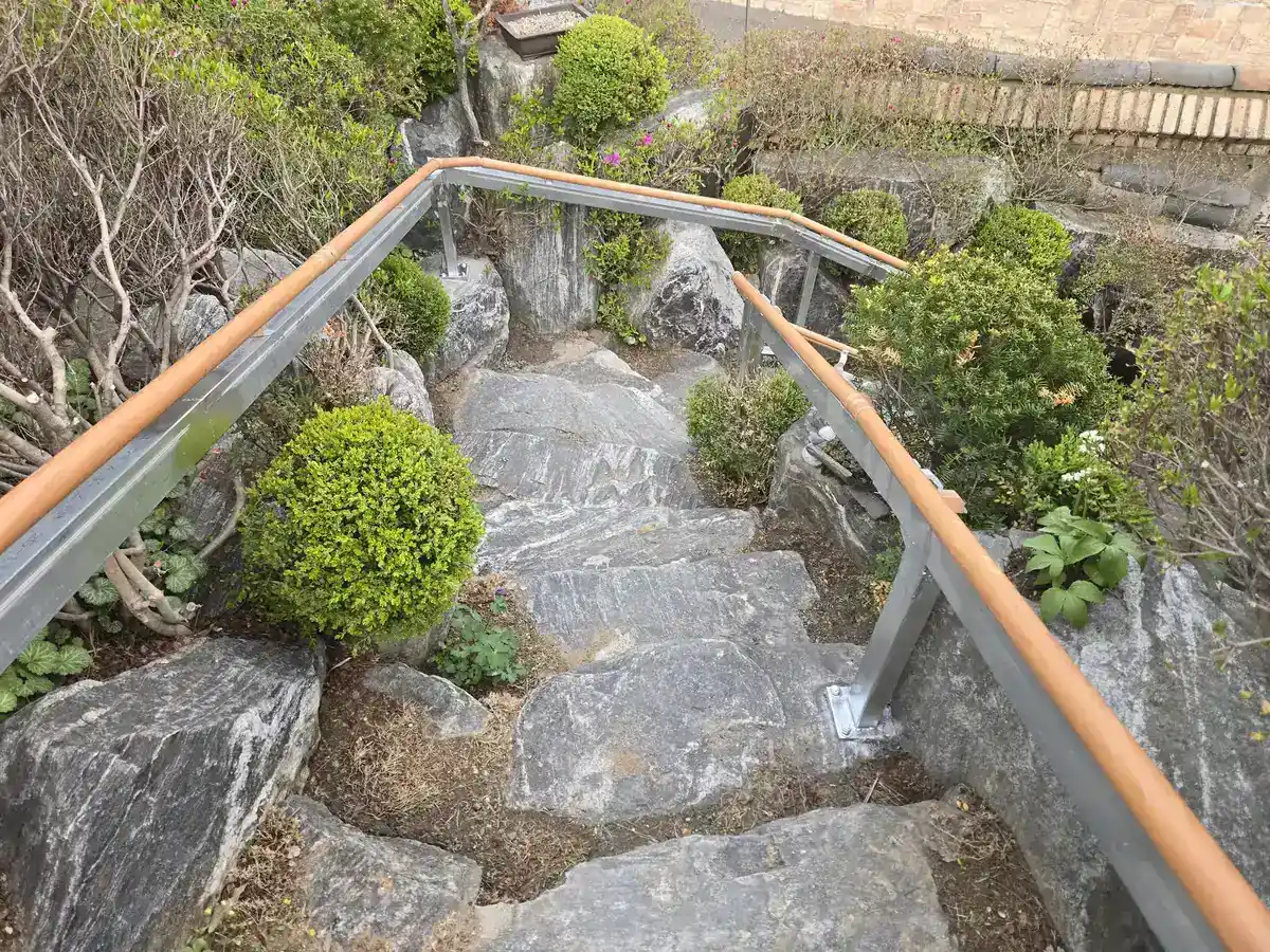 정원 돌계단 양쪽으로 이어진 핸드레일 전경